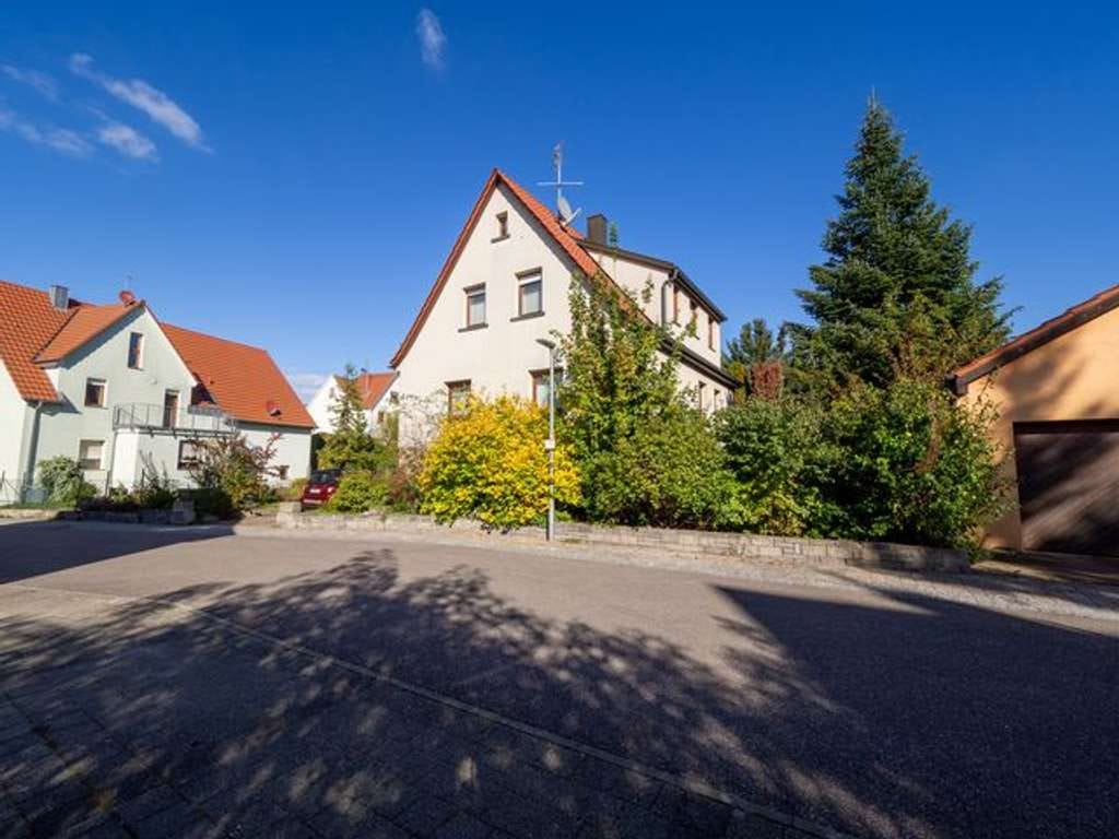 Immobilie in Kirchheim am Neckar - *Ohne Provision* solides Einfamilienhaus mit viel Potenzial und Raum für individuelle Gestaltung - Bild 1