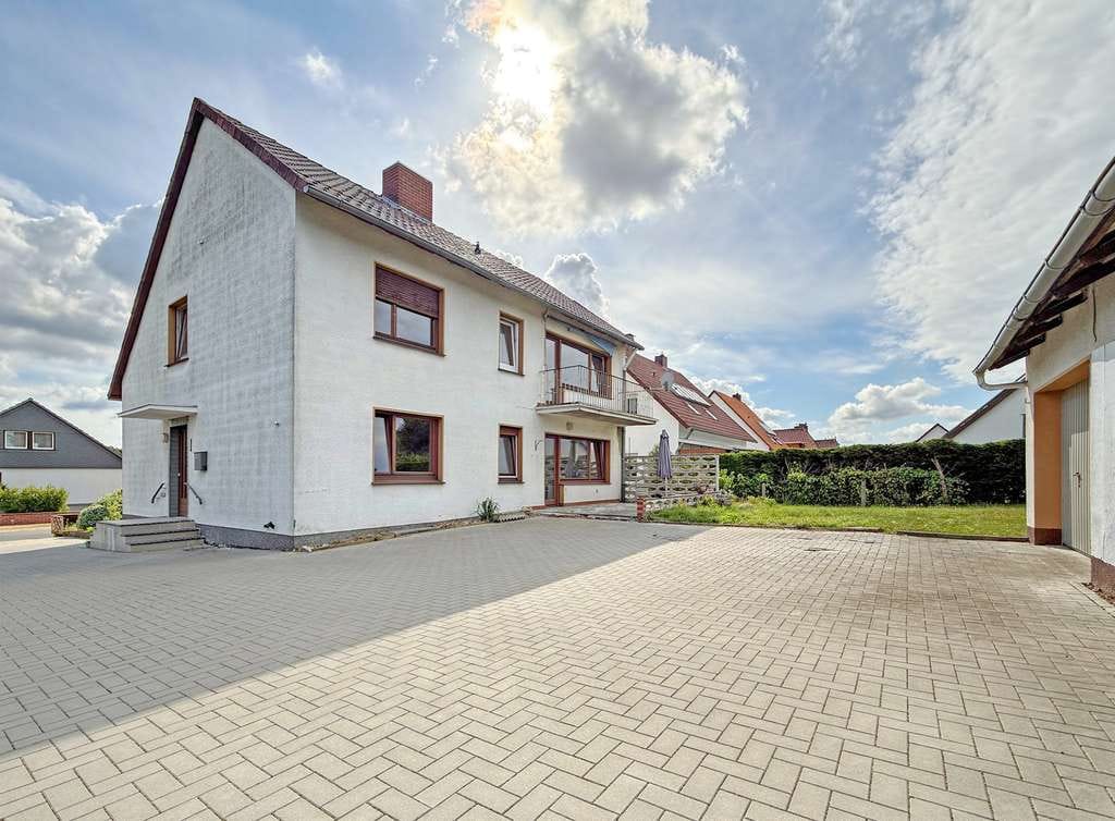 Immobilie in Lüchow - Zwei Wohnungen, viele Möglichkeiten – großzügiges Zweifamilienhaus mit großem Garten bei Lüchow - Bild 1