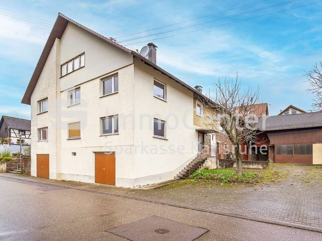 Immobilie in Marxzell - Sanierungsobjekt mit Potential: Zweifamilienhaus, großes Grundstück und viel Platz für Handwerk - Bild 0