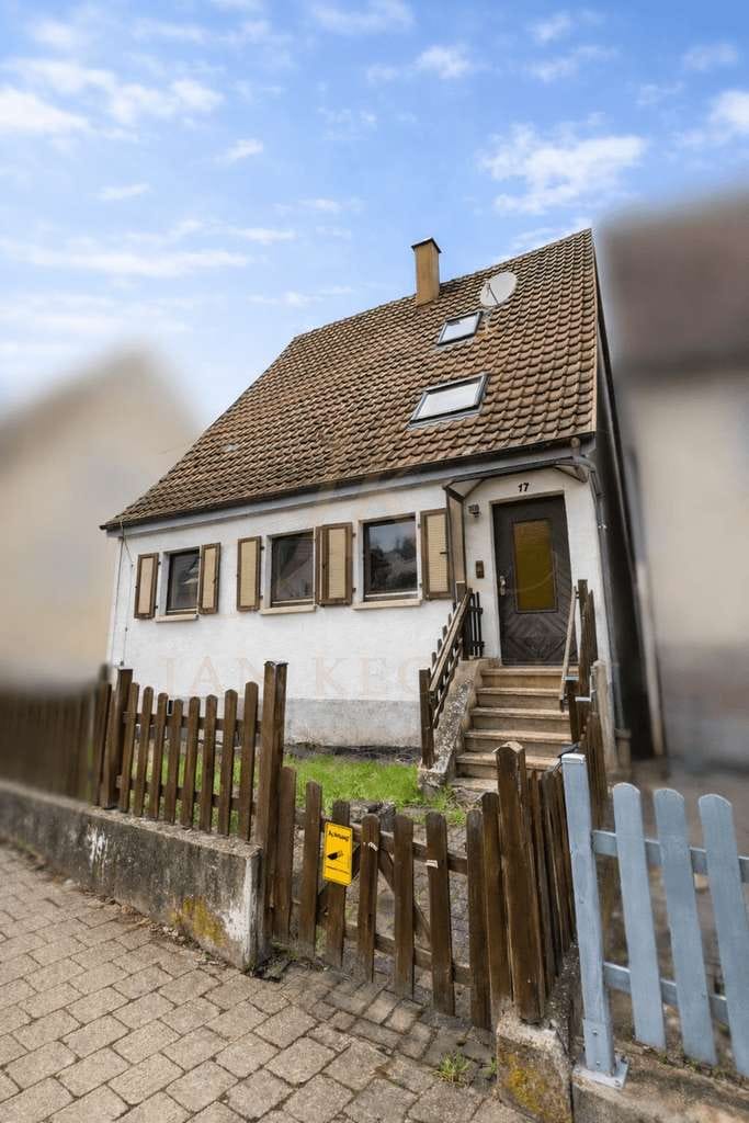Immobilie in Haiterbach - Wohnen und Vermieten clever kombiniert: Zweifamilienhaus mit Ausbaureserve zur 3. Einheit - Bild 0
