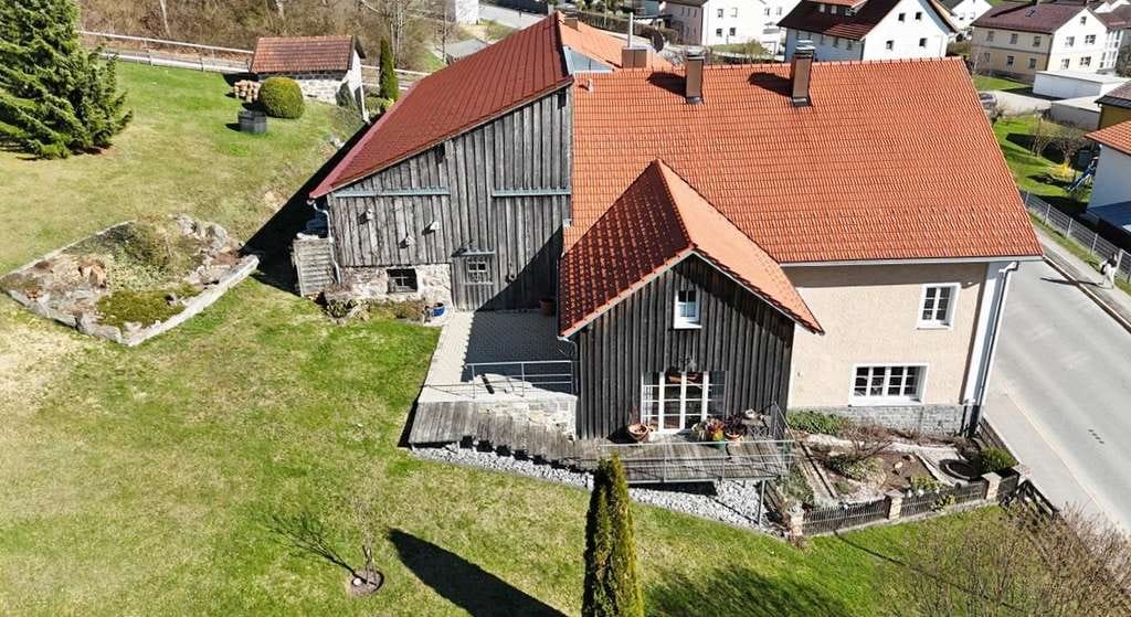 Immobilie in Freyung - Familienanwesen mit idealer Privatsphäre und traumhaftem Garten in 94078 Freyung - Bild 4
