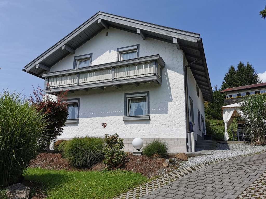 Immobilie in Bodenmais - Gepflegtes Einfamilienhaus in traumhafter Aussichtslage in Bodenmais m. herrlich angelegtem Garten! - Bild 0