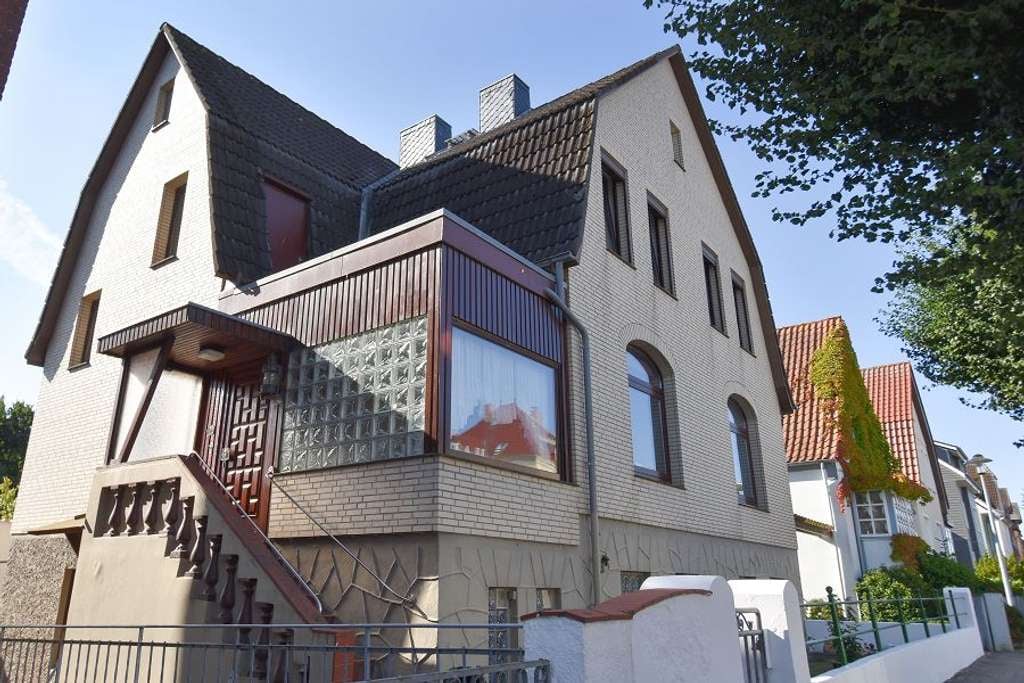 Immobilie in Laboe - Meerblick und Ruhe: Kapitänshaus in privilegierter zweiter Reihe vom Strand! - Bild 0