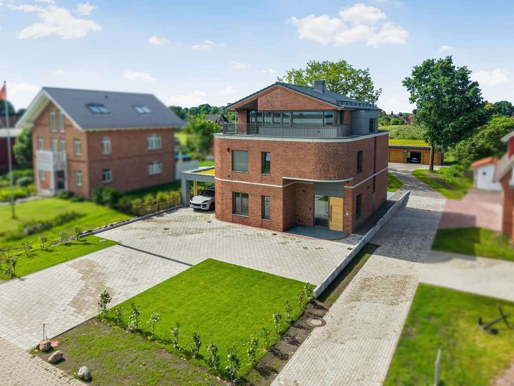 Immobilie in Grünendeich - Elbblick. Architektur. Komfort. – außergewöhnliches Wohnen im Alten Land - Bild 0