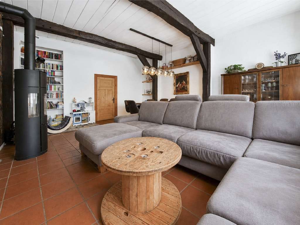 Immobilie in Herzhorn - Historischer Wohntraum unter Reet – 7 Zimmer, Kamin, Ausbaupotenzial und eingezäunter Garten - Bild 2