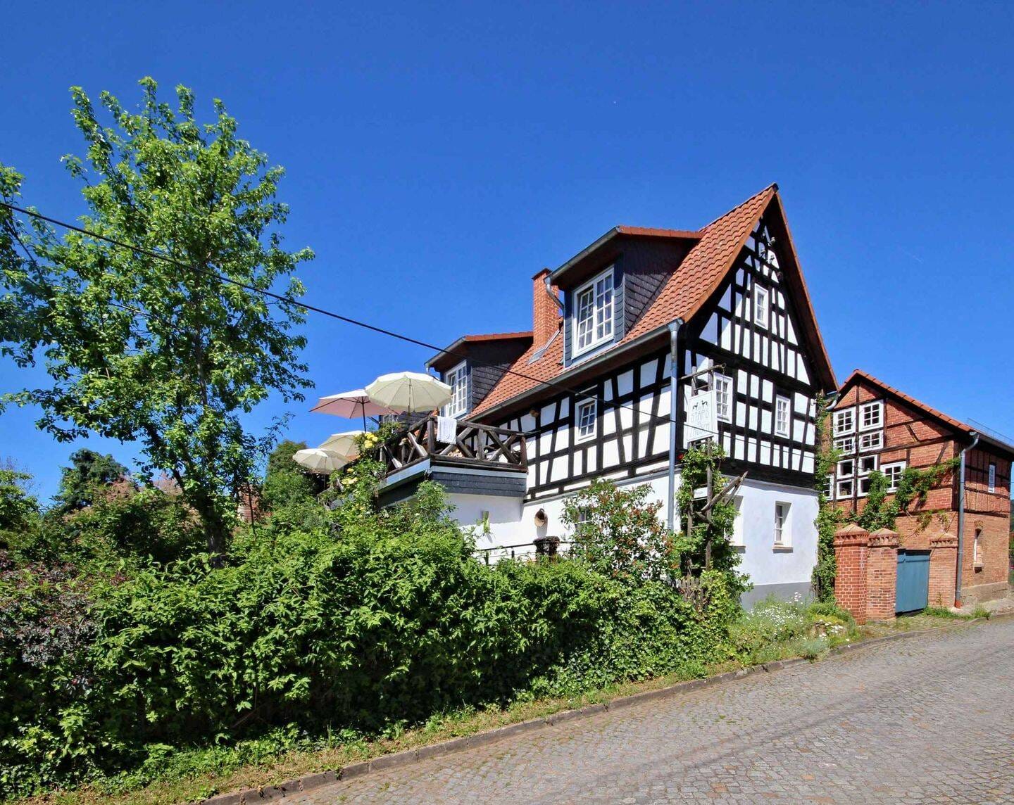Immobilie in Großlöbichau - Außergewöhnlicher und moderner Landsitz auf großem Grundstück  - Bild 0