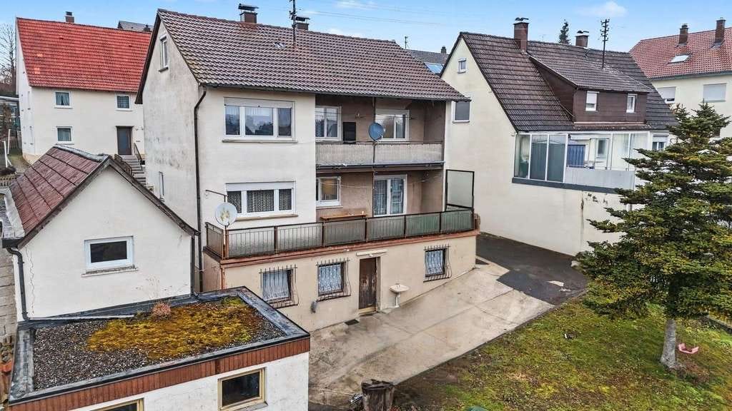 Immobilie in Dürmentingen - Kampfpreis in Aussichtslage – Zweifamilienhaus mit 972 m² Grundstück für Handwerker & Investoren! - Bild 0