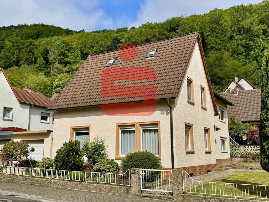 Immobilie in Neustadt an der Weinstraße - Geräumiges, freistehendes Einfamilienhaus mit Garten und Garage in ruhiger Lage von Neustadt. - Bild 0