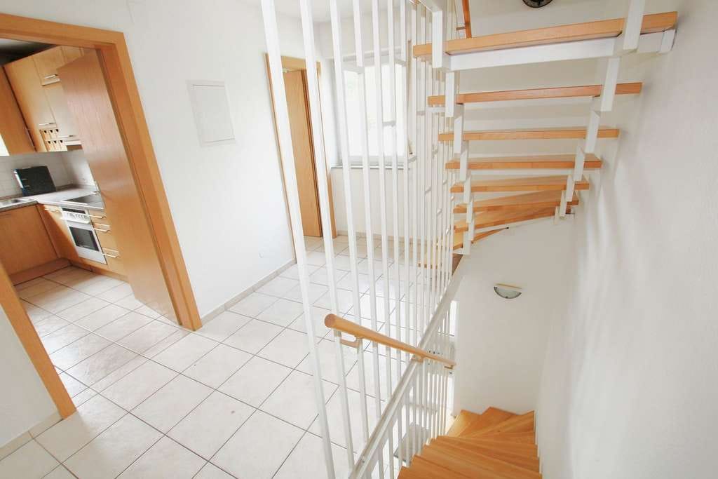 Immobilie in Eschelbronn - 1999 EFH mit über 200 qm Wohnfläche, Garten, Garage und Balkon - Bild 2