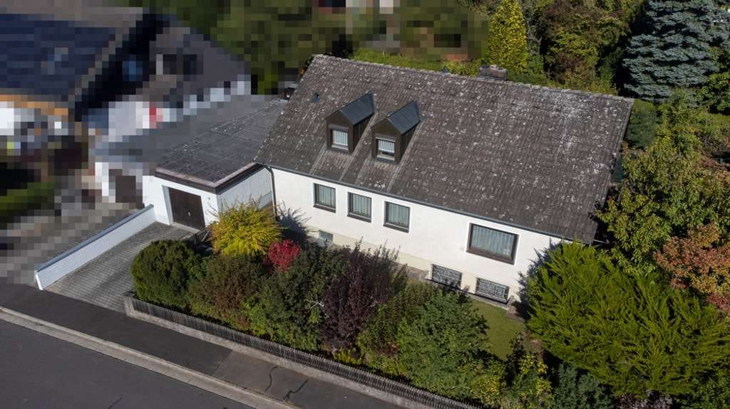 Immobilie in Schnaittenbach - Familienfreundliches Wohnhaus mit Balkon, Terrasse und Einliegerwohnung - Bild 2