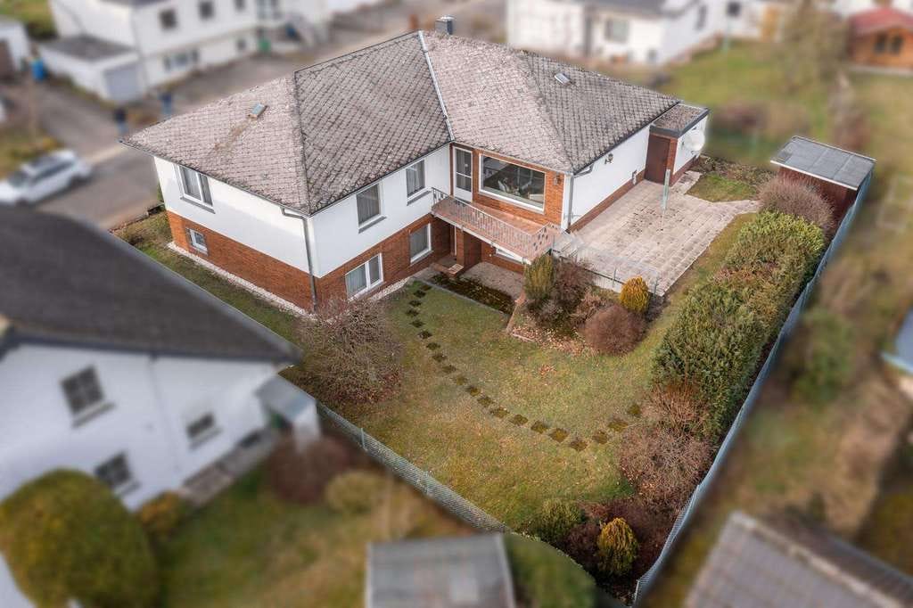 Immobilie in Altweidelbach - Großzügiger Bungalow mit Garage, möglicher Einliegerwohnung und pflegeleichter Grünfläche - Bild 3