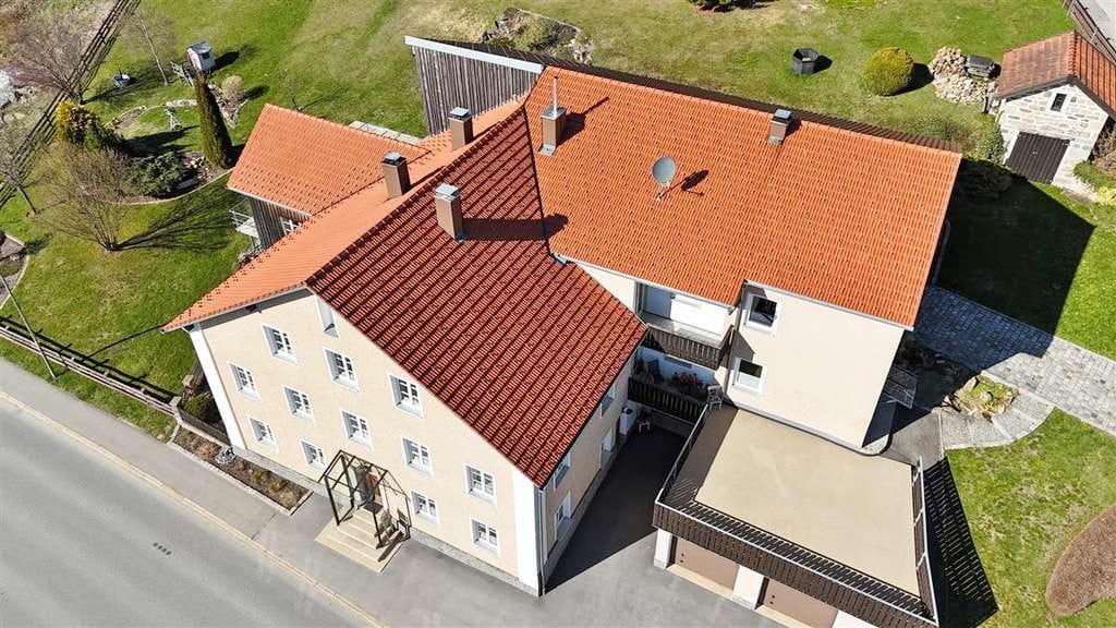 Immobilie in Freyung - Familienanwesen mit idealer Privatsphäre und traumhaftem Garten in 94078 Freyung - Bild 3