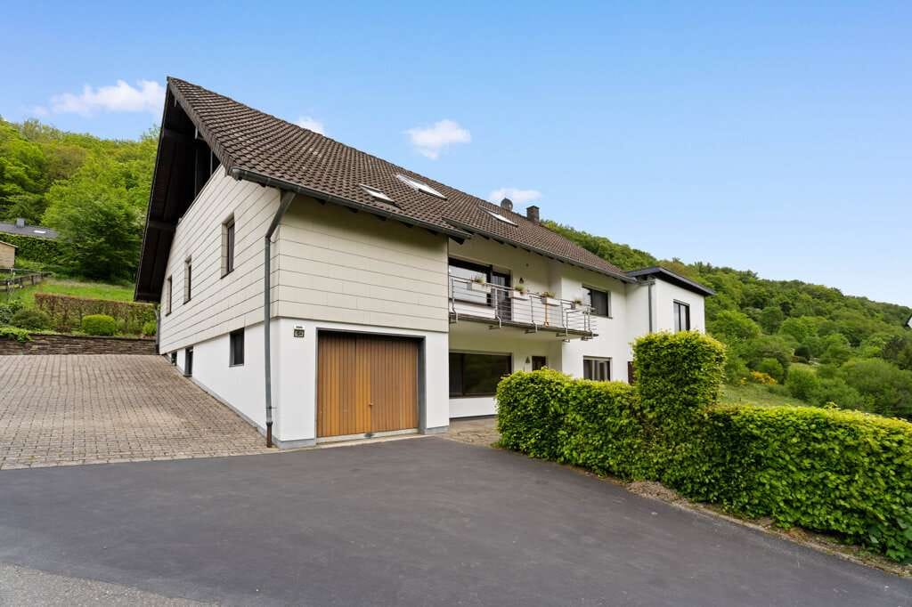 Immobilie in Simmerath - Großzügiges Familienhaus in Simmerath-Erkensruhr mit Einliegerwohnung & Traumblick ins Grüne - Bild 2