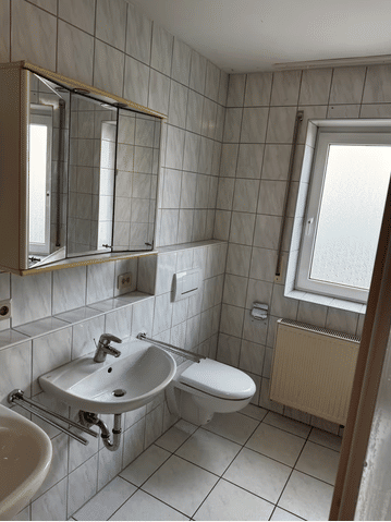 Immobilie in Werneck - Schöne 4-Zimmer-Eigentumswohnung mit Balkon und 2 Kfz-Stellplätzen im Wert von 15.000,-- € in guter Lage in Werneck - Bild 1