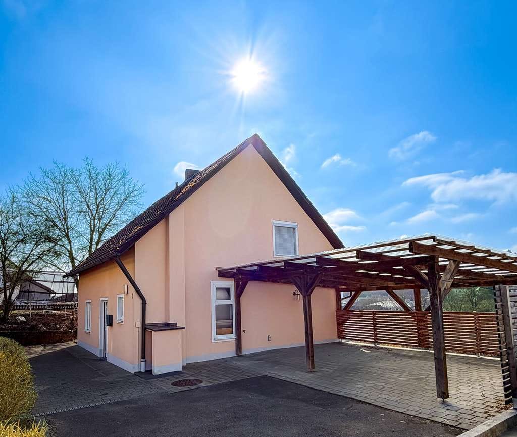 Immobilie in Beratzhausen - *Frisch Saniert & Provisionsfrei* Wunderschönes Einfamilienhaus mit malerischer Aussicht & 3 Gärten - Bild 0
