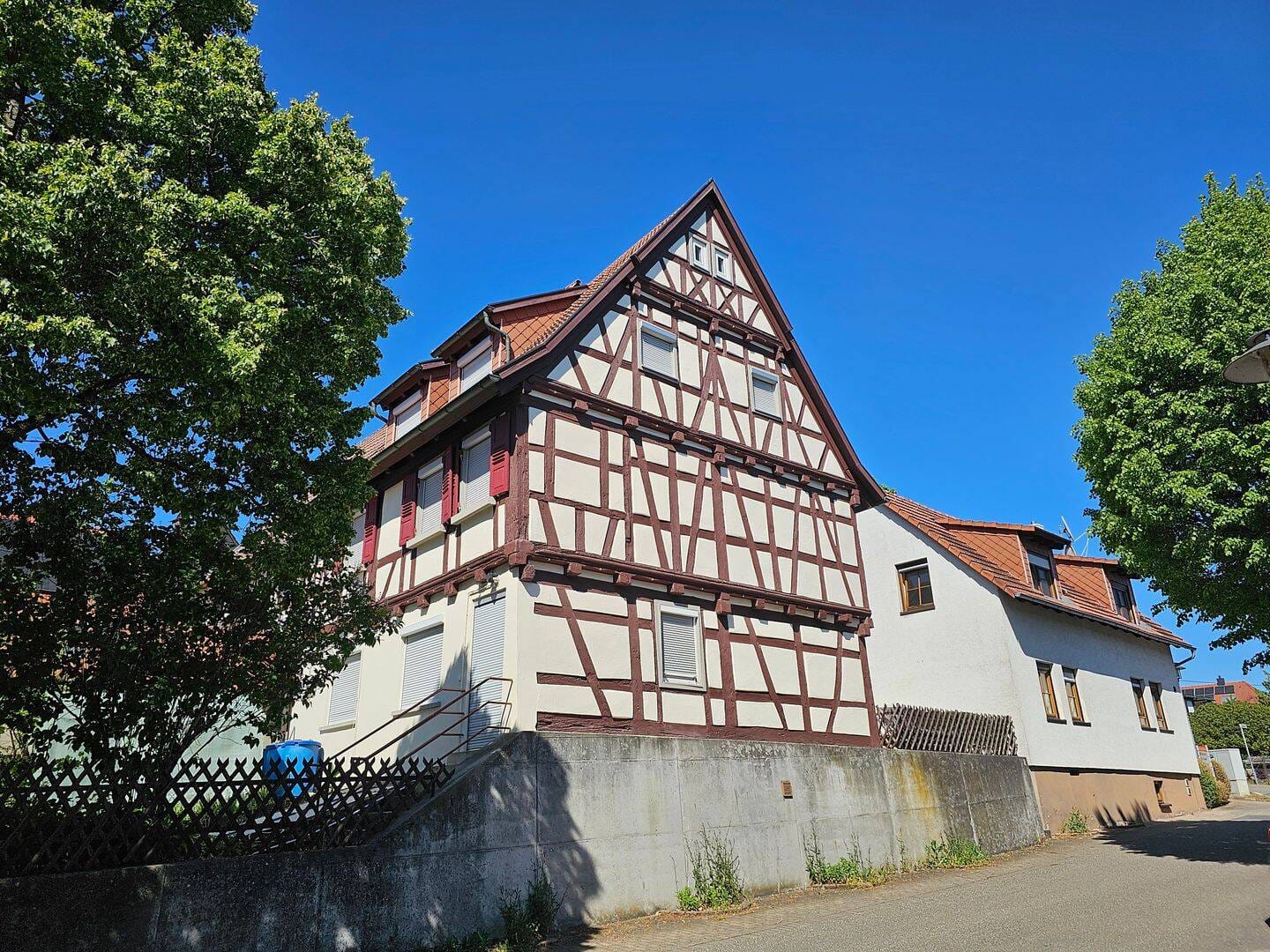 Immobilie in Ötisheim - Ein Ensemble aus zwei Häusern, historisches Fachwerk und modernes EFH mit Doppelgarage im Ortskern von Ötisheim - Bild 3