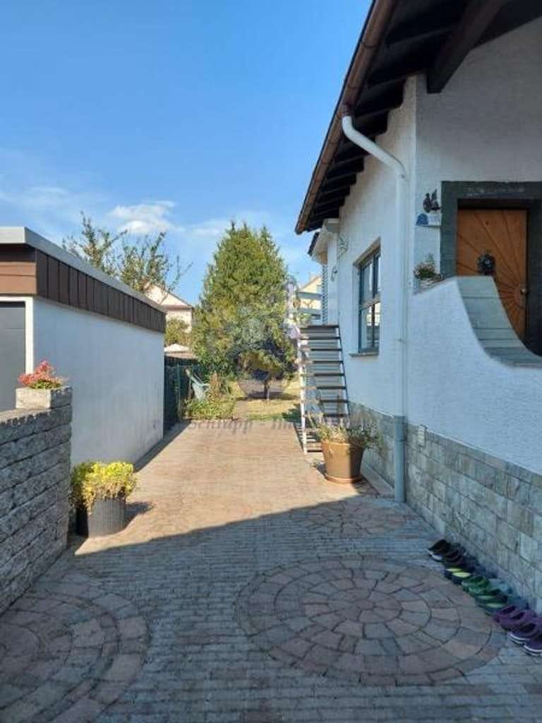 Immobilie in Erlensee - ERLENSEE: Wohnhaus mit 2 Wohneinheiten und vielen Modernisierungen, Kamin, Doppelgarage und Carport! - Bild 4