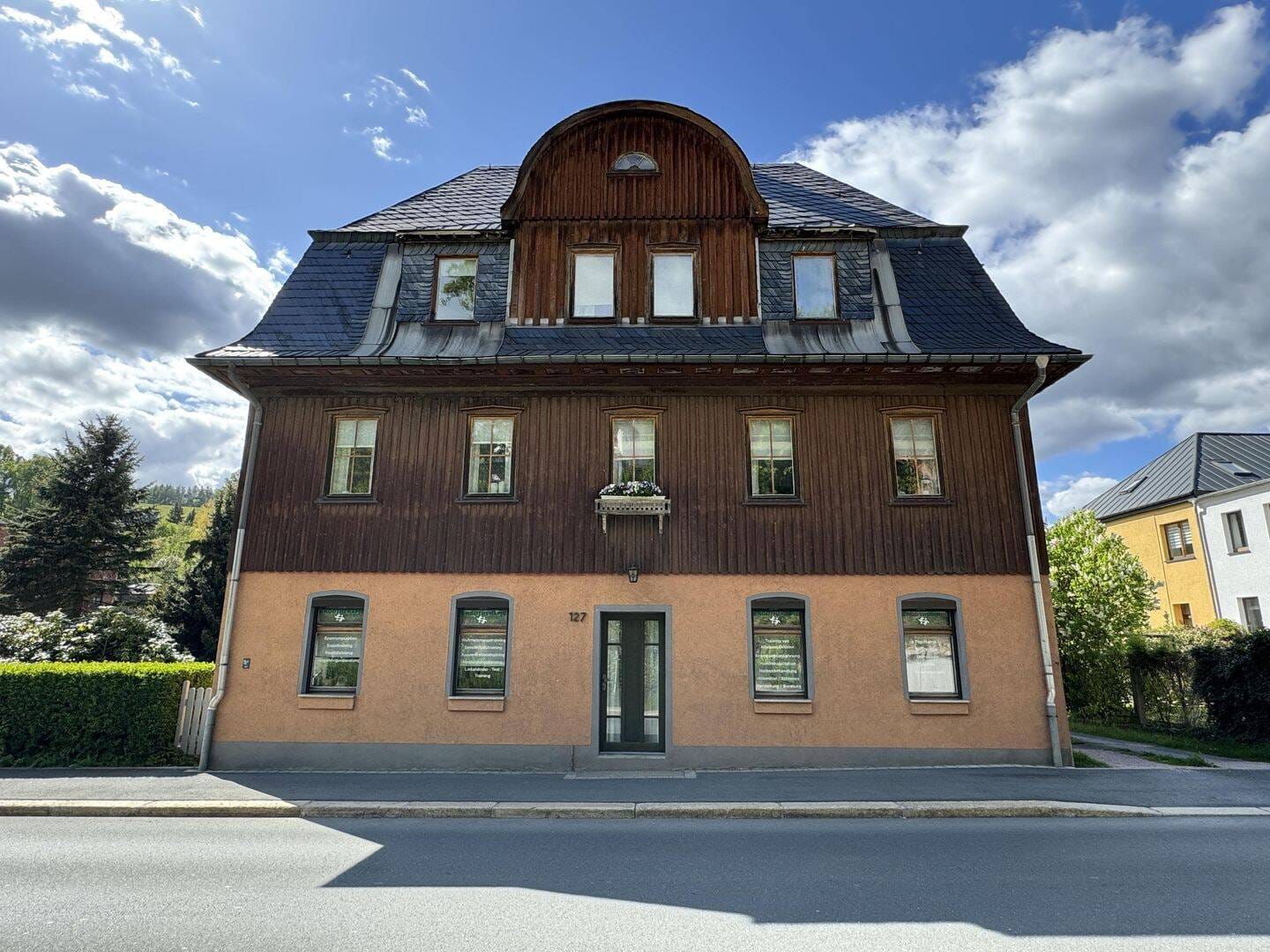 Immobilie in Klingenthal - Attraktives Zweifamilienhaus mit vielseitigem Nutzungspotential - Bild 1
