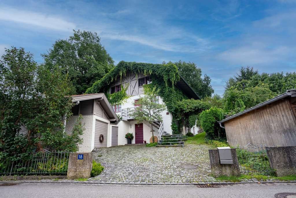 Immobilie in Neubeuern - *** Einfamilienhaus mit Einliegerbereich und großem Garten in ruhiger Lage *** - Bild 1