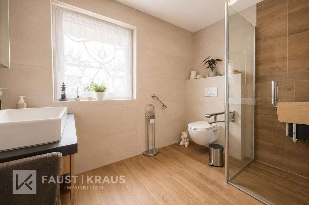 Immobilie in Weibersbrunn - Gepflegtes Wohnhaus mit großem Grundstück, Garage, Carport und vielseitigen Nutzungsmöglichkeiten - Bild 4