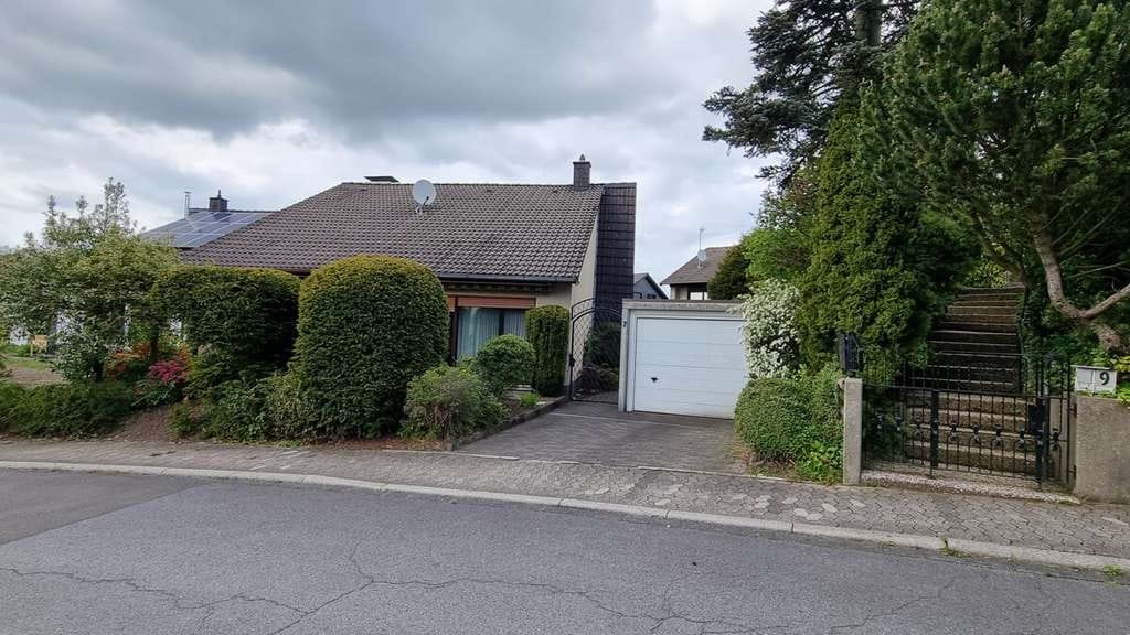 Immobilie in Herscheid - Attraktives Einfamilienhaus mit Garage - kurzfristig beziehbar - Bild 1