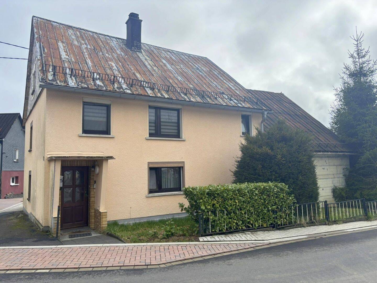 Immobilie in Rennerod - Zentral Wohnen und trotzdem sein eigenes Gartenparadies haben? Uriges Bauernhaus mit Scheune in Rennerod - Bild 2