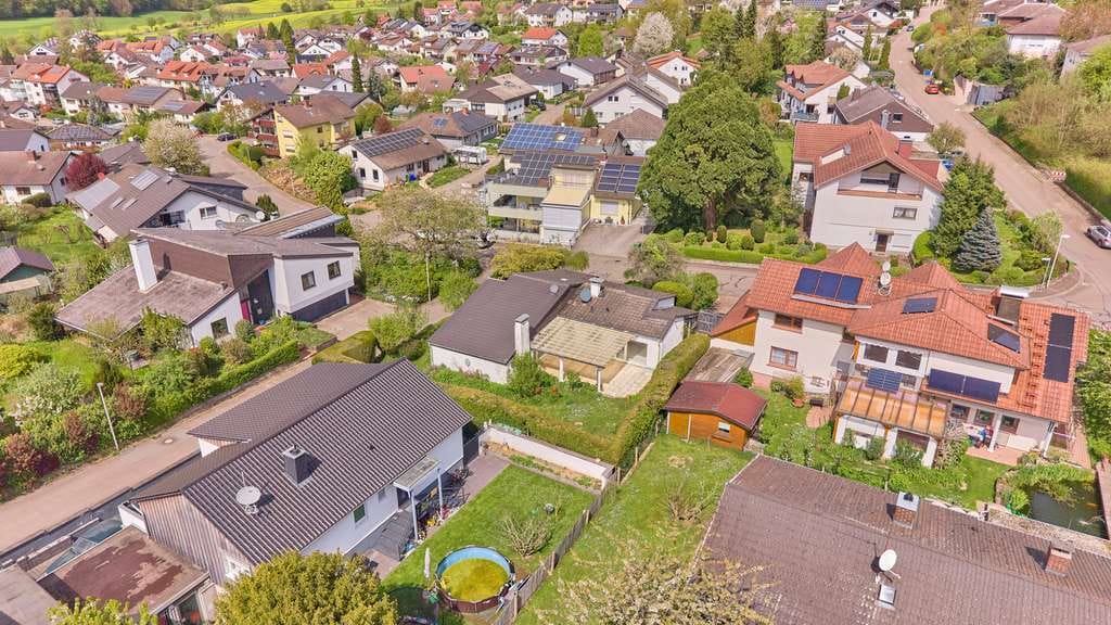 Immobilie in Wiesenbach - Freistehender Bungalow mit schönem, privatem Garten und viel Potential in Wiesenbach - Bild 2