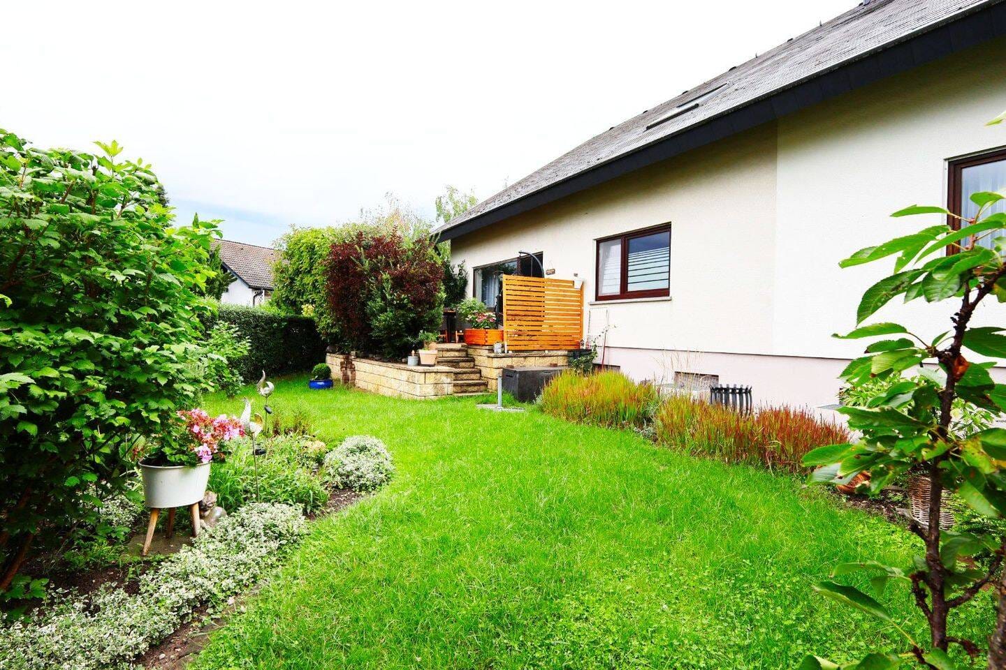 Immobilie in Breisach am Rhein - Mehrfamilienhaus mit großzügiger Wohnfläche und großem Grundstück in Breisach am Rhein ! - Bild 2