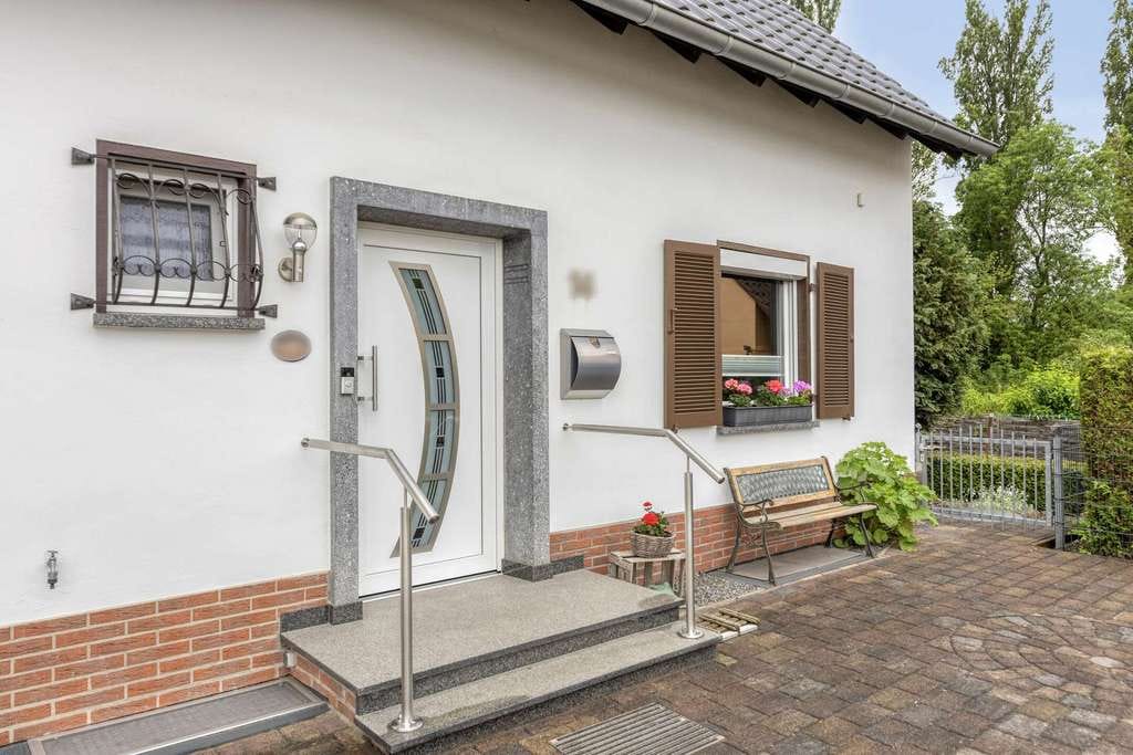 Immobilie in Weißenthurm - Stilvoll modernisierte Doppelhaushälfte mit Garten und Doppelgarage in attraktiver Wohnlage - Bild 2