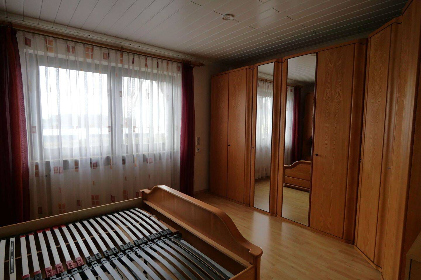 Immobilie in Großhabersdorf - Gepflegtes und teilrenoviertes Mehrfamilienhaus mit drei Wohnungen in angenehmer und ruhiger Wohnlage von Großhabersdorf  (Objektnummer: 03R26G) - Bild 3