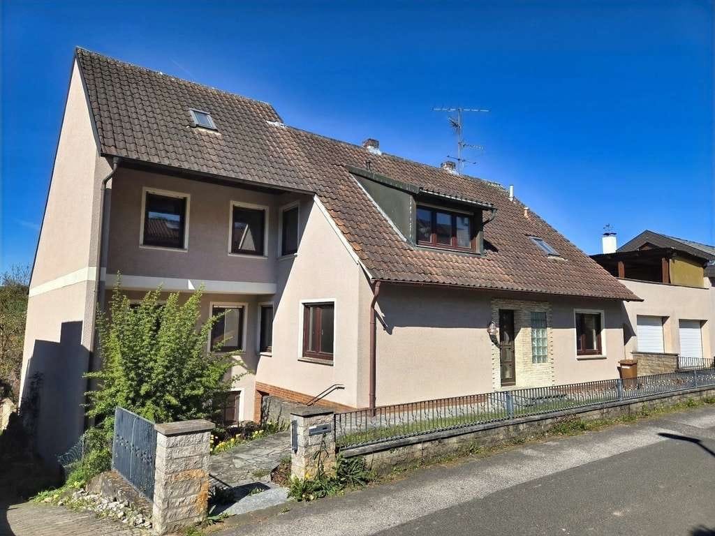 Immobilie in Haßfurt - Viel Platz, viele Nutzungsmöglichkeiten - ZFH (220 m² Wfl.) mit Garagen und Garten in ruhiger Sied - Bild 0