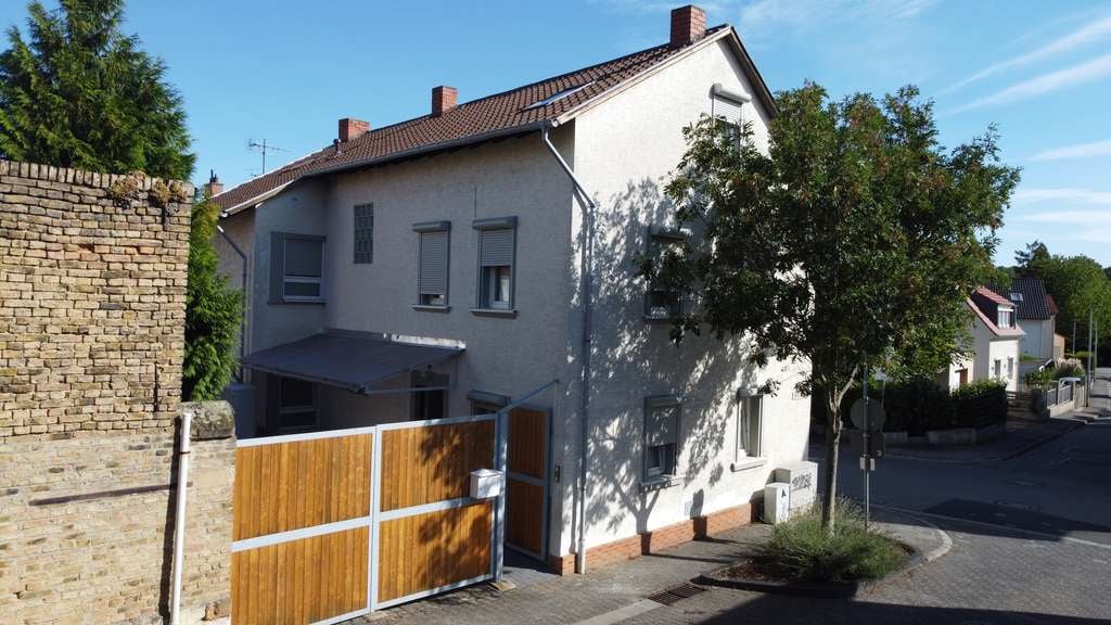 Immobilie in Wörrstadt - Zweifamilienhaus mit Innenhof und Scheune, von Grund auf saniert - Bild 1