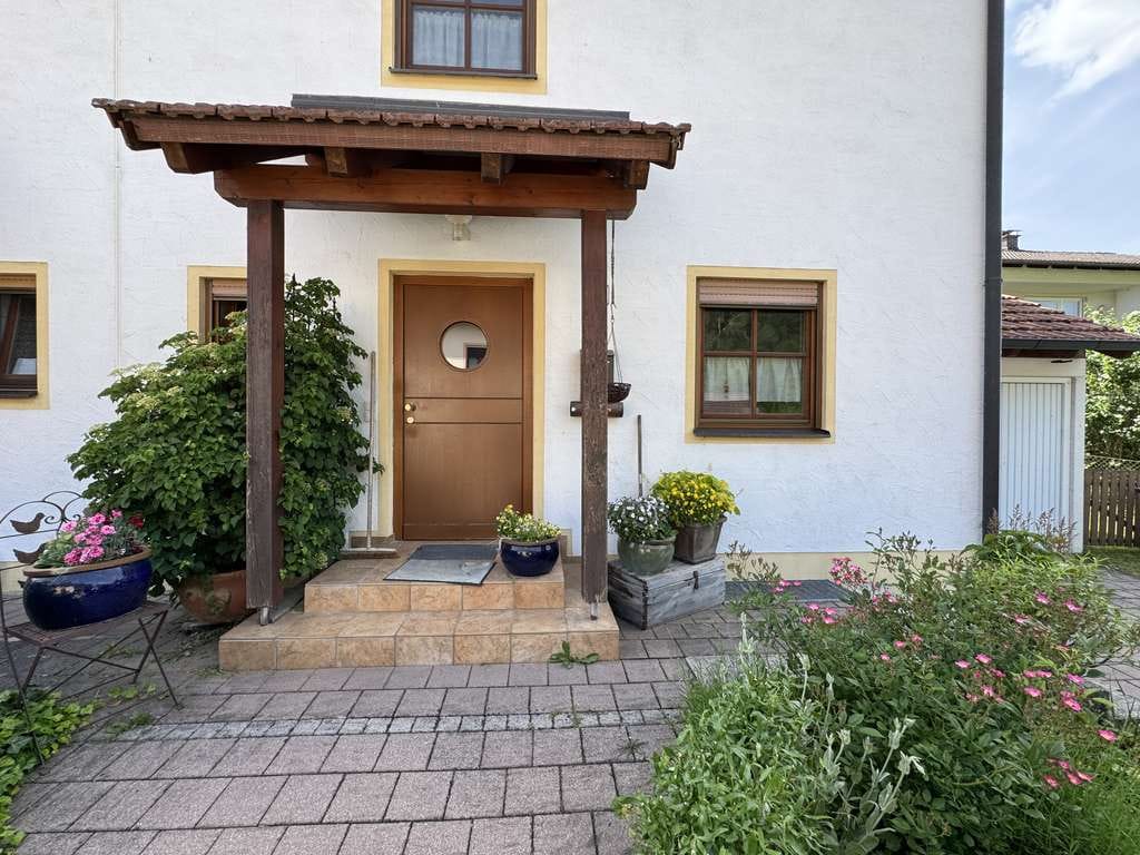 Immobilie in Kraiburg - Gepflegte DHH auf 782 m² Grundstück in ruhiger, unverbaubarer Lage - Bild 3