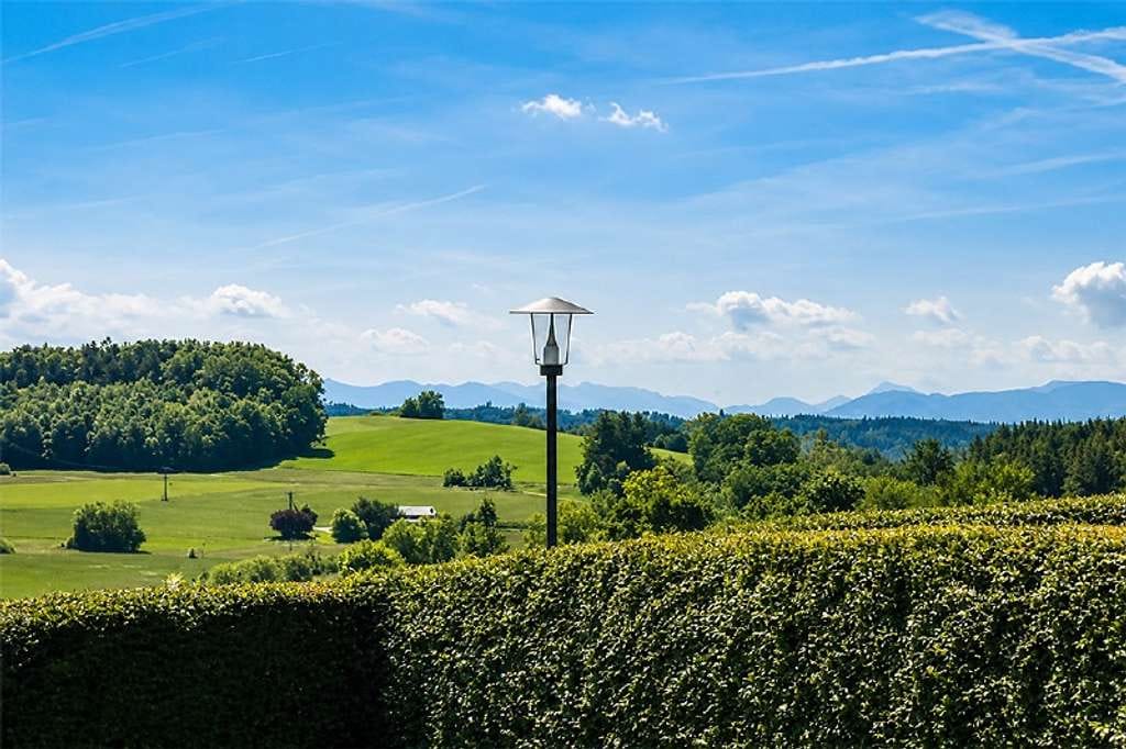 Immobilie in Berg - Einfamilienhaus mit wunderschönem Bergblick und viel Potenzial - Bild 1