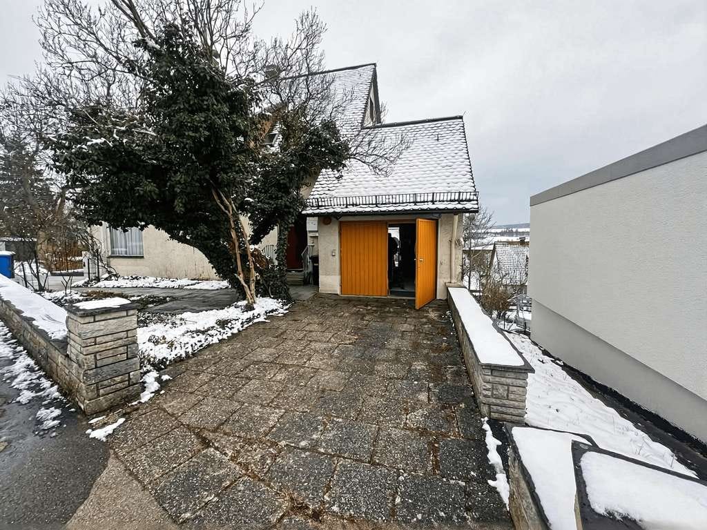 Immobilie in Neresheim - Freistehendes Mehrfamilienhaus mit Weitblick – vielseitig nutzbar & großes Grundstück - Bild 1