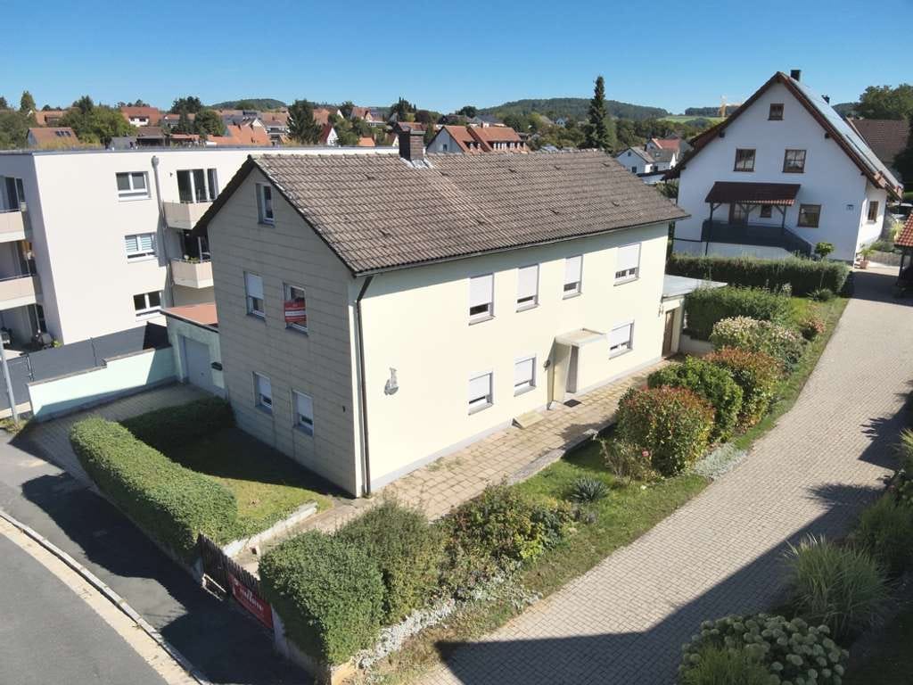 Immobilie in Pegnitz - Ein- bis Zweifamilienhaus mit kleinem Garten + Doppelgarage + Nebengebäuden! - Bild 1