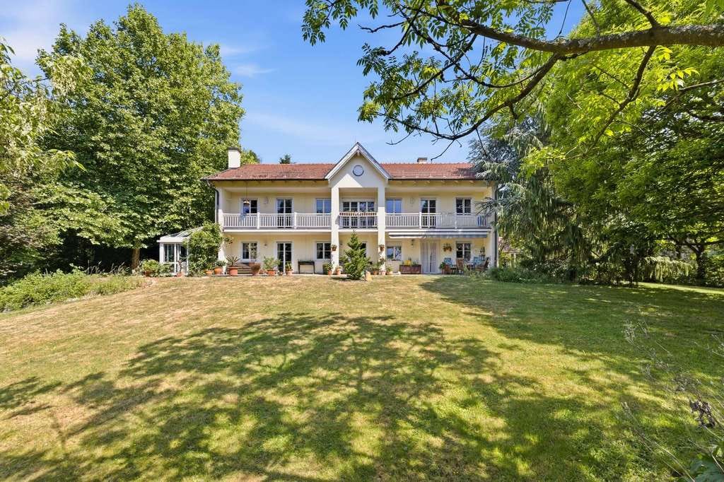 Immobilie in Künzing - Großzügig & naturnah: Idyllisches Anwesen mit eigenem Wald, Grillhaus und ca. 8.500 m² Grundstück - Bild 0