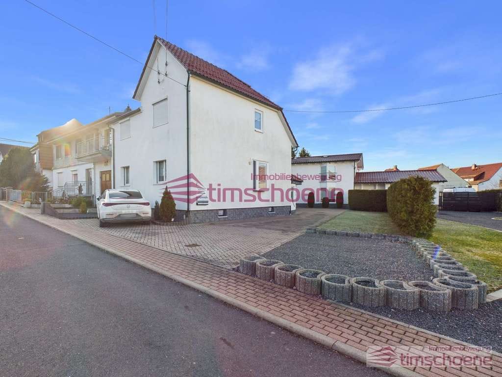 Immobilie in Ilmenau - Zwei Wohneinheiten möglich – Attraktives Wohnhaus mit Stellplätzen - Bild 0