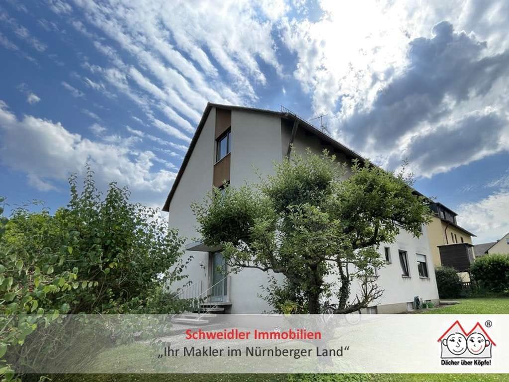 Immobilie in Veitsbronn - Schönes 3-Familienhaus in Veitsbronn: Gepflegte Kapitalanlage mit zwei Garagen und Gartengrundstück  - Bild 0
