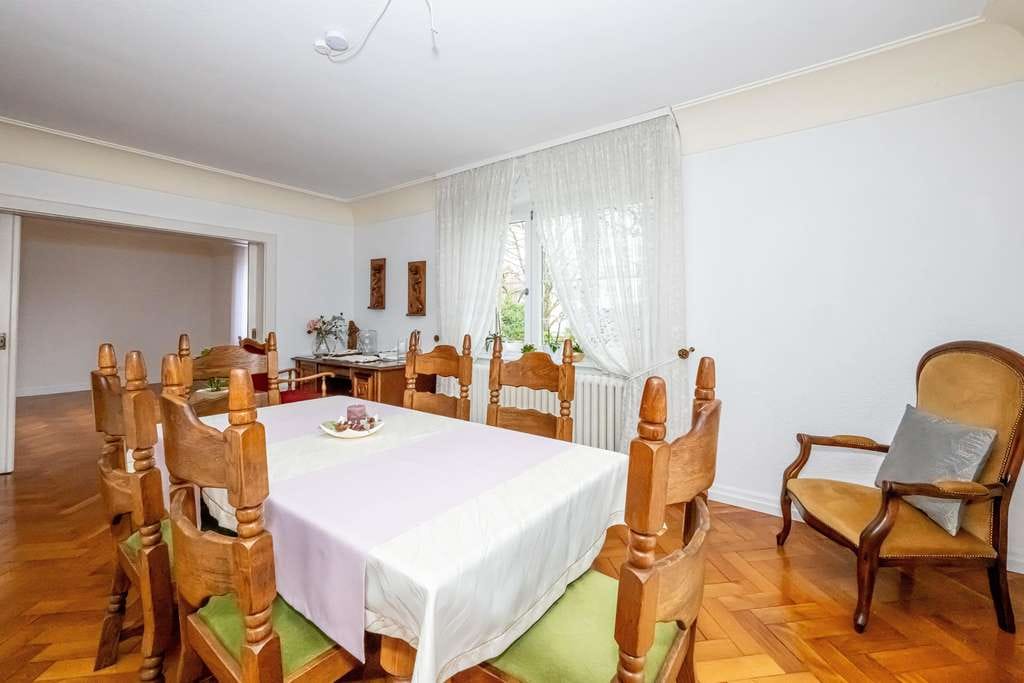 Immobilie in Kenzingen - Repräsentative Stadtvilla mit hohen Decken, edlen Dielenböden, Garage und parkähnlichem Grundstü - Bild 3