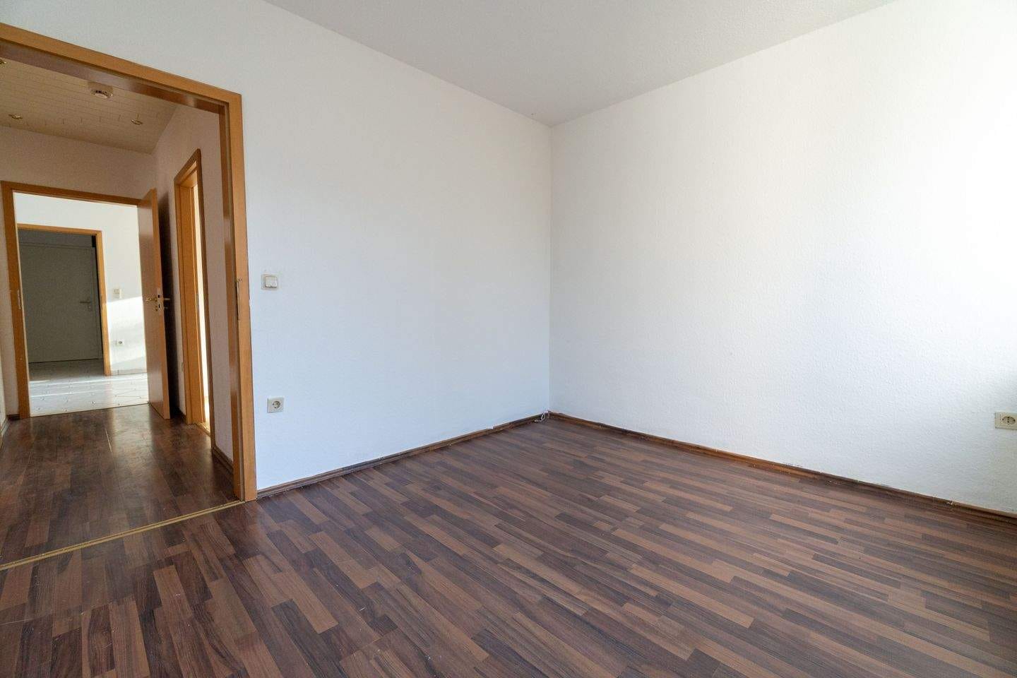 Immobilie in Sarstedt - Lichtdurchflutete 4-Zimmer-Wohnung mit Loggia und Blick ins Grüne - Bild 4