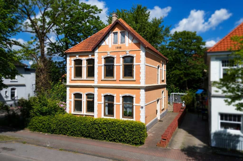 Immobilie in Nordenham - Altbauvilla mit historischem Charme - teilmodernisiert und zentral in Nordenham! - Bild 0