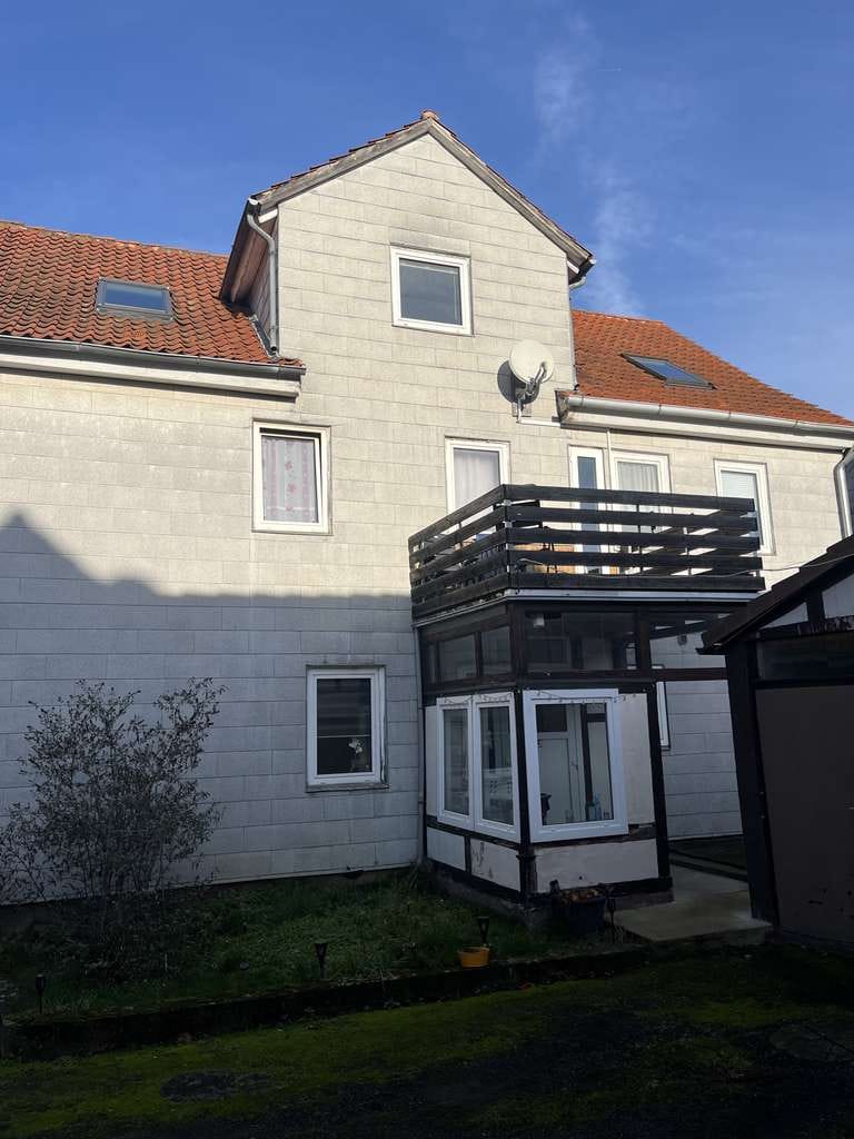 Immobilie in Göttingen - Gut erhaltenes Wohnhaus mit 6 Wohneinheiten und Nebengebäude in Göttingen-Holtensen - Bild 0