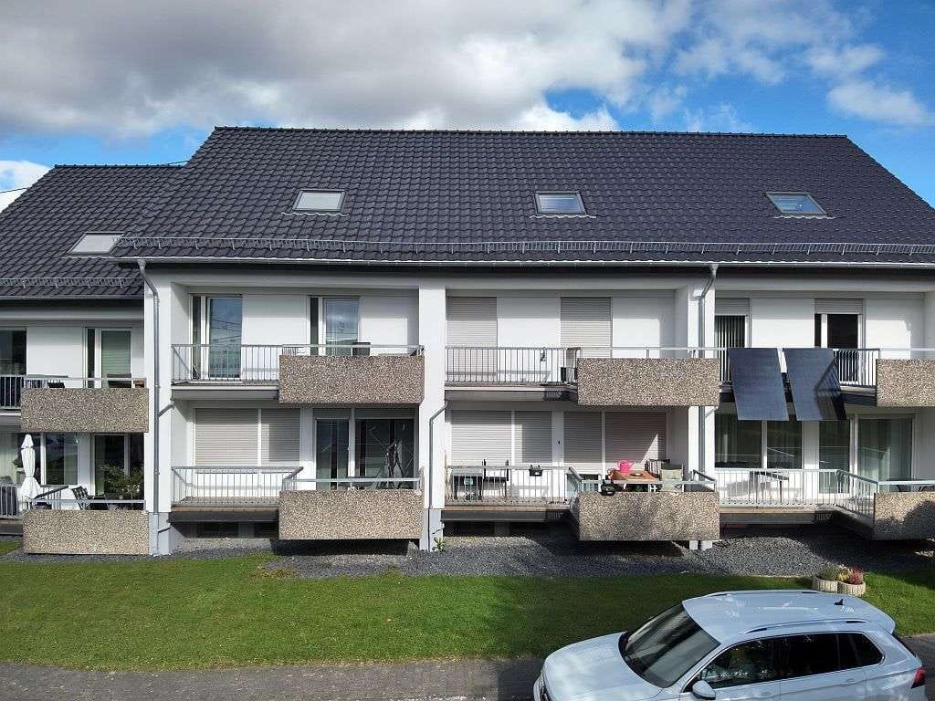 Immobilie in Großmaischeid - Reihenhauskomplex mit Garagen und Stellplätzen nahe dem Ortsrand - Bild 1