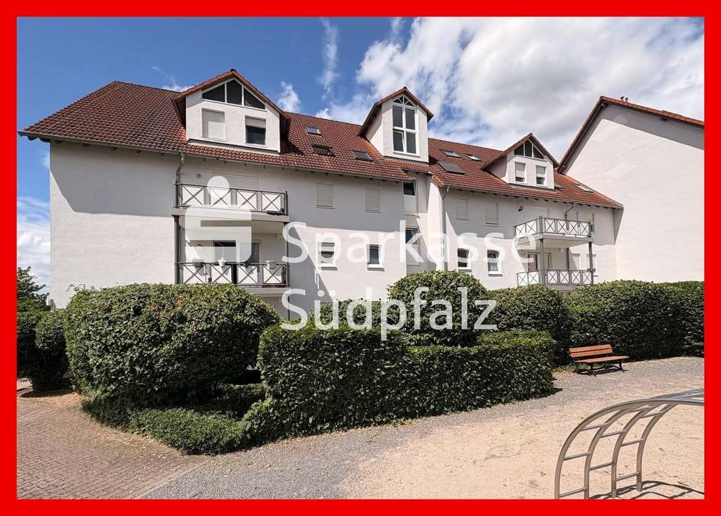Immobilie in Offenbach an der Queich - Attraktive 2-Zimmer Dachgeschosswohnung mit Balkon & Stellplatz  - Bild 0