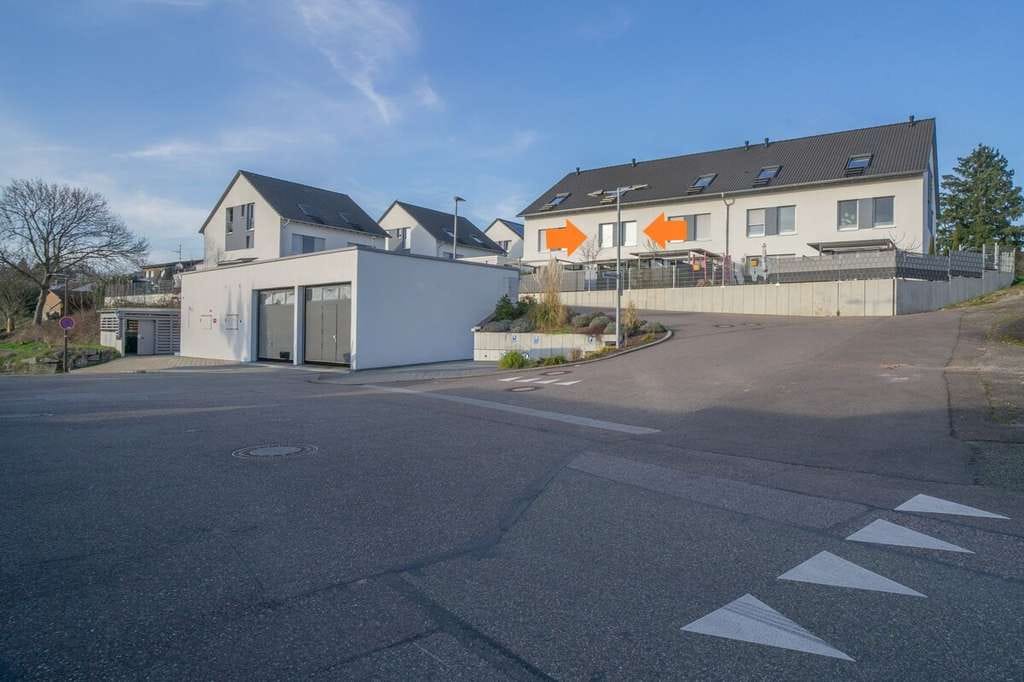 Immobilie in Sasbach - Modernes Reihenmittelhaus mit Garten, Terrasse, Garage und Sauna - Bild 1