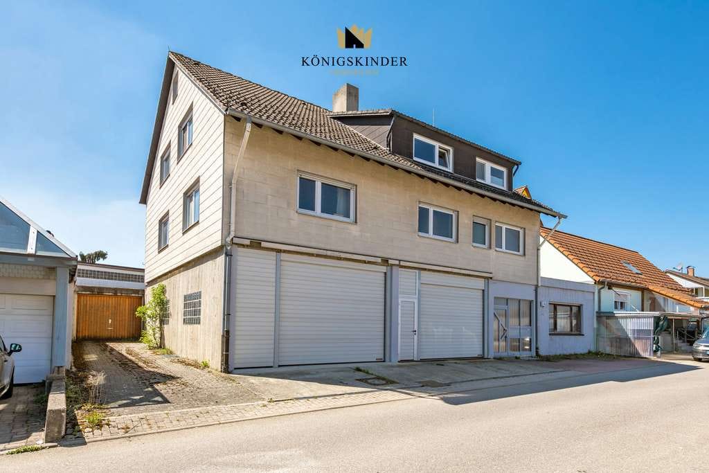 Immobilie in Erkenbrechtsweiler - Mehrfamilienhaus: Wohnen & Vermieten kombiniert (2 plus 1 Einheiten) - Bild 0