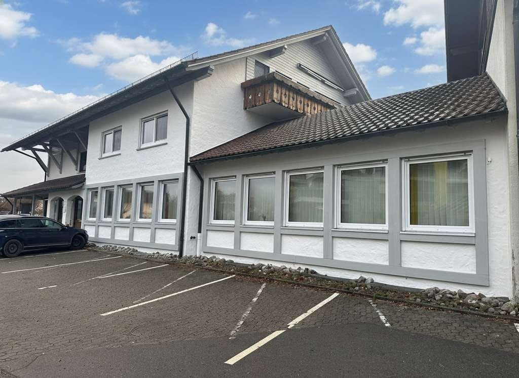 Immobilie in Amtzell - Gestalten Sie Ihr Zuhause selbst – 4-Zimmer-Erdgeschosswohnung mit Garten in zentraler Lage - Bild 2