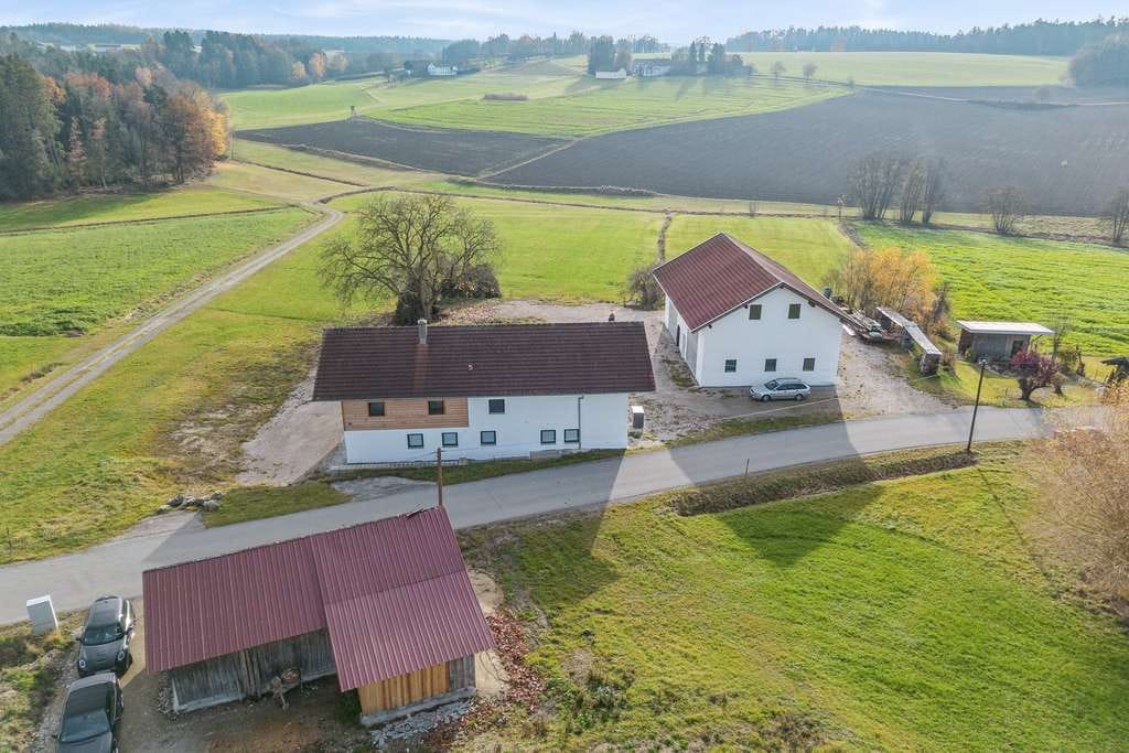 Immobilie in Arnstorf - Ehemalige Hofstelle, mit modern renoviertem Wohnhaus und  Wald-/Wiesenflächen - Bild 1
