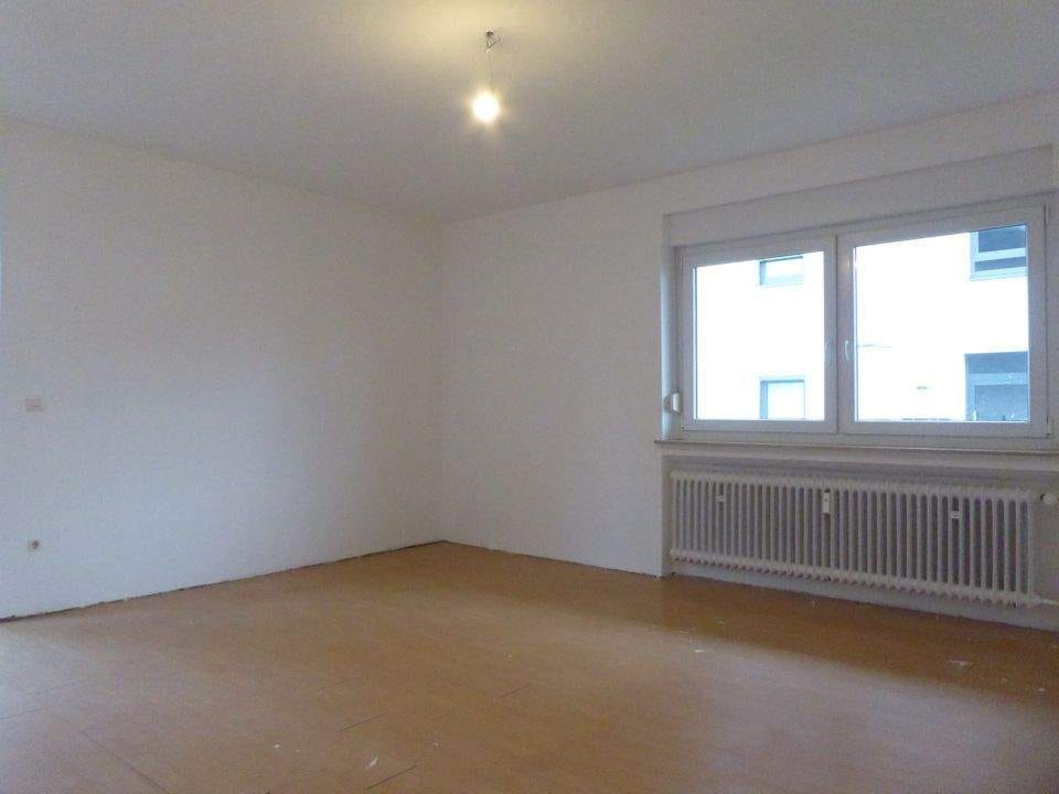 Immobilie in Erlenbach am Main - Geräumiges Mehrfamilienhaus mit Doppelgarage und großem Garten nahe dem Klinikum! - Bild 1